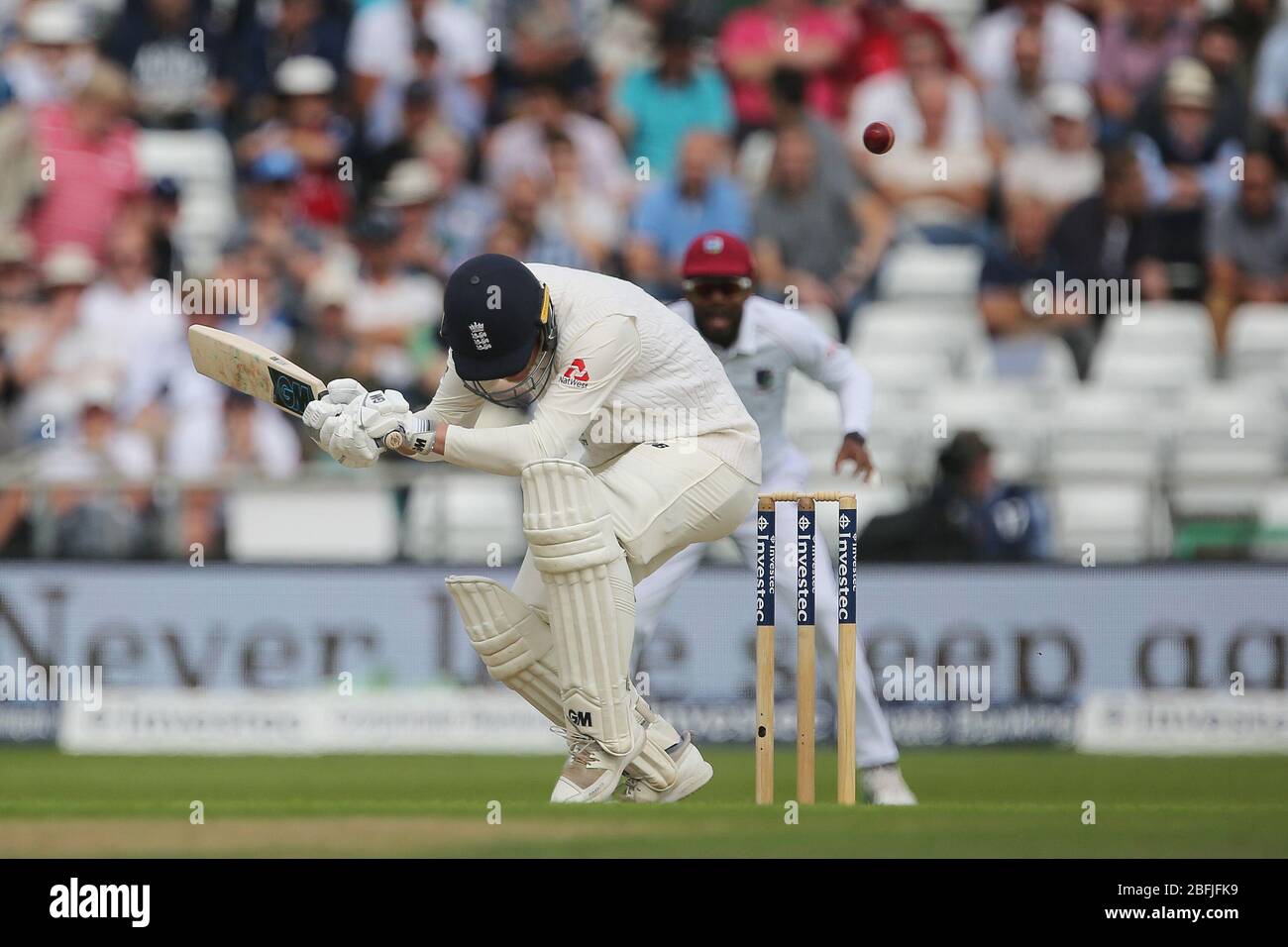 LEEDS, INGHILTERRA. Tom Westley d'Inghilterra evita una consegna a breve termine durante il secondo Investec Test Match tra Inghilterra e Indie occidentali a Headingley, Leeds, venerdì 25 agosto 2017 (Credit: Mark Fletcher | MI News) Foto Stock