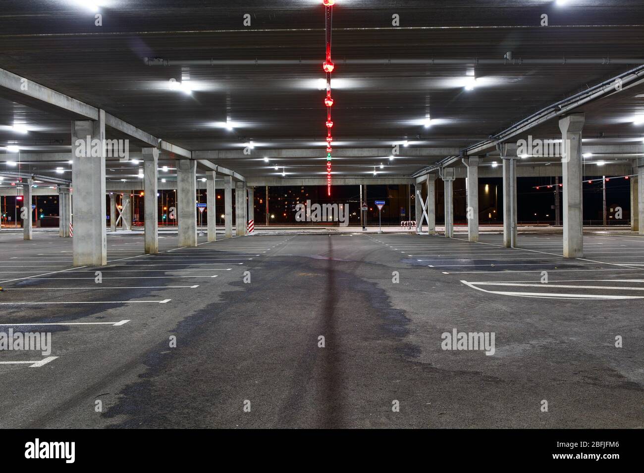 Parcheggio vuoto nel centro commerciale durante la pandemia. La gente evita i luoghi pubblici e rimane a casa. Il concetto di pandemia, epidemia, covid-19. Foto Stock