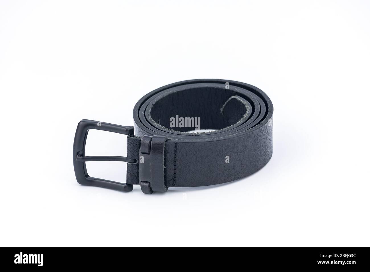 Classica cintura in pelle nera da uomo con fibbia in metallo su sfondo bianco Foto Stock