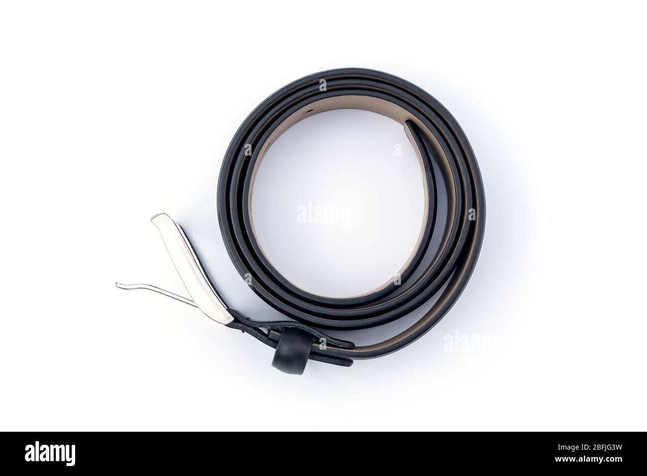 Cintura in pelle nera Fancy da uomo con fibbia in metallo su sfondo bianco Foto Stock