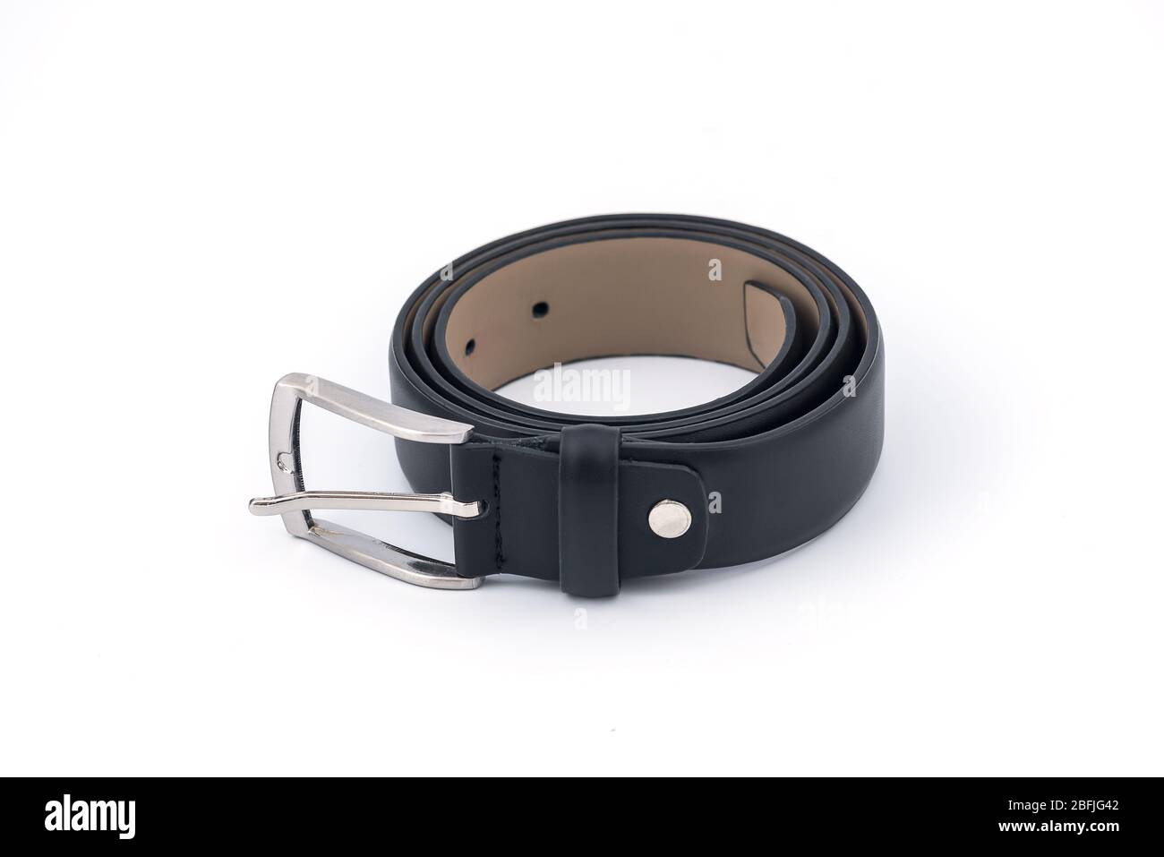 Cintura in pelle nera Fancy da uomo con fibbia in metallo su sfondo bianco Foto Stock