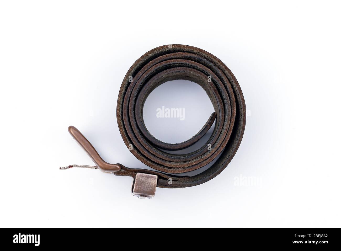 Cintura Shabby in pelle nera da uomo con fibbia in metallo su sfondo bianco Foto Stock