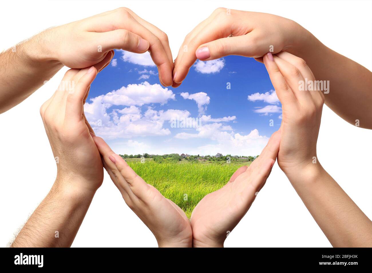 Bel campo di cuore formato da mani maschili e femminili isolate su bianco Foto Stock