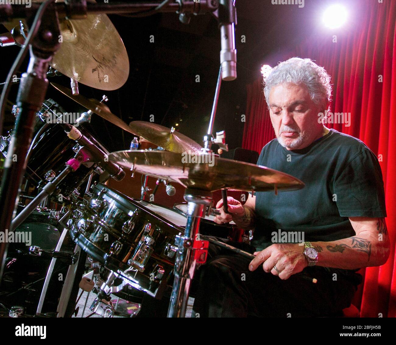 Il batterista Steve Gadd si riscalda prima di uno spettacolo con la sua band, la Steve Gadd Band, al Catalina Jazz Club di Los Angeles, California. Foto Stock