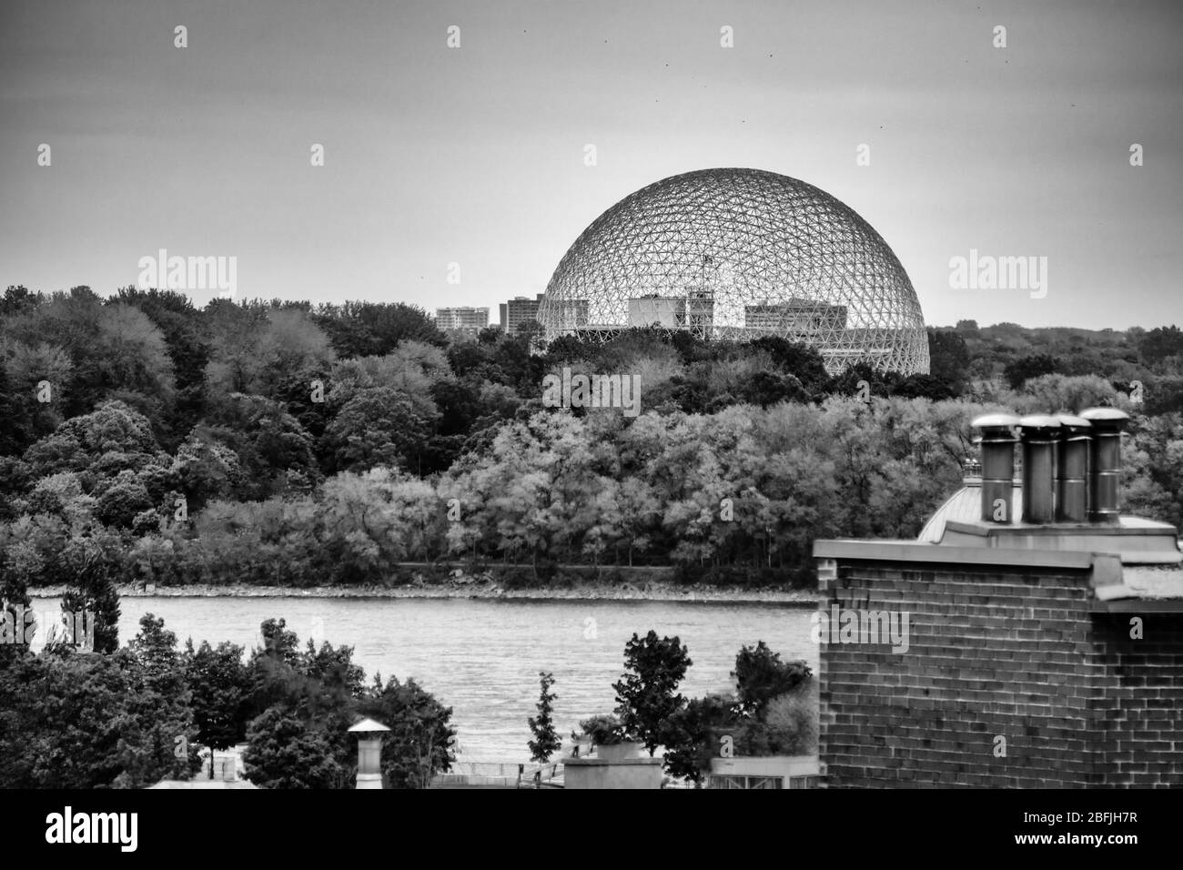 Montreal Biosphère Environment Museum visto da tutta la riva del fiume in bianco e nero Foto Stock