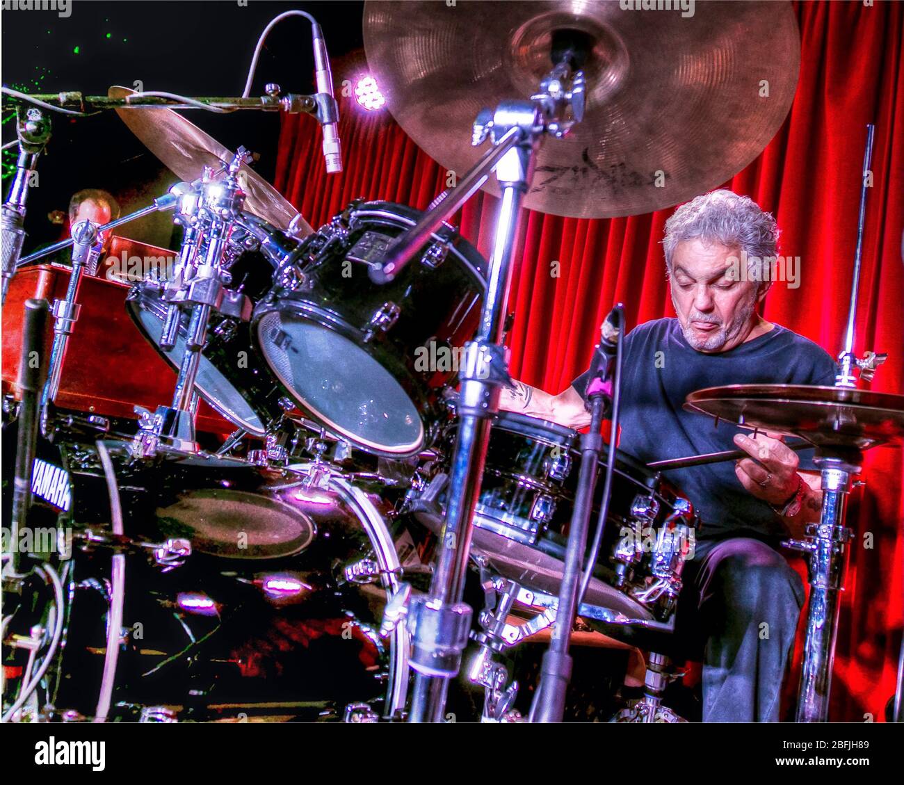 Il batterista Steve Gadd si riscalda prima di uno spettacolo con la sua band, la Steve Gadd Band, al Catalina Jazz Club di Los Angeles, California. Foto Stock
