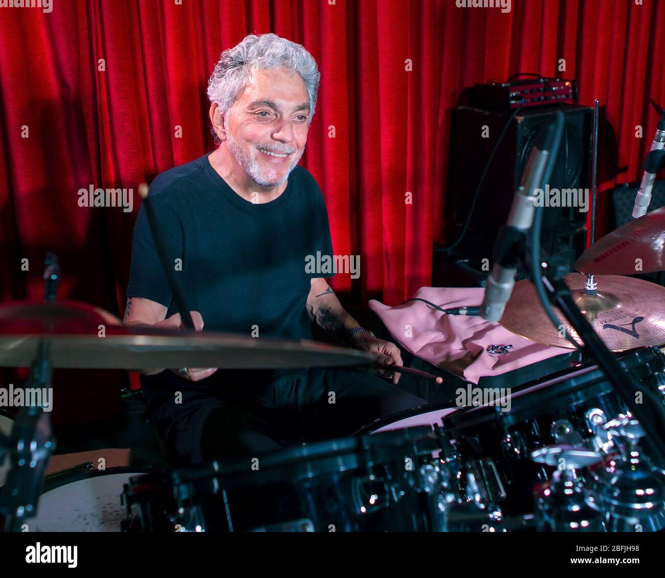 Il batterista Steve Gadd si riscalda prima di uno spettacolo con la sua band, la Steve Gadd Band, al Catalina Jazz Club di Los Angeles, California. Foto Stock