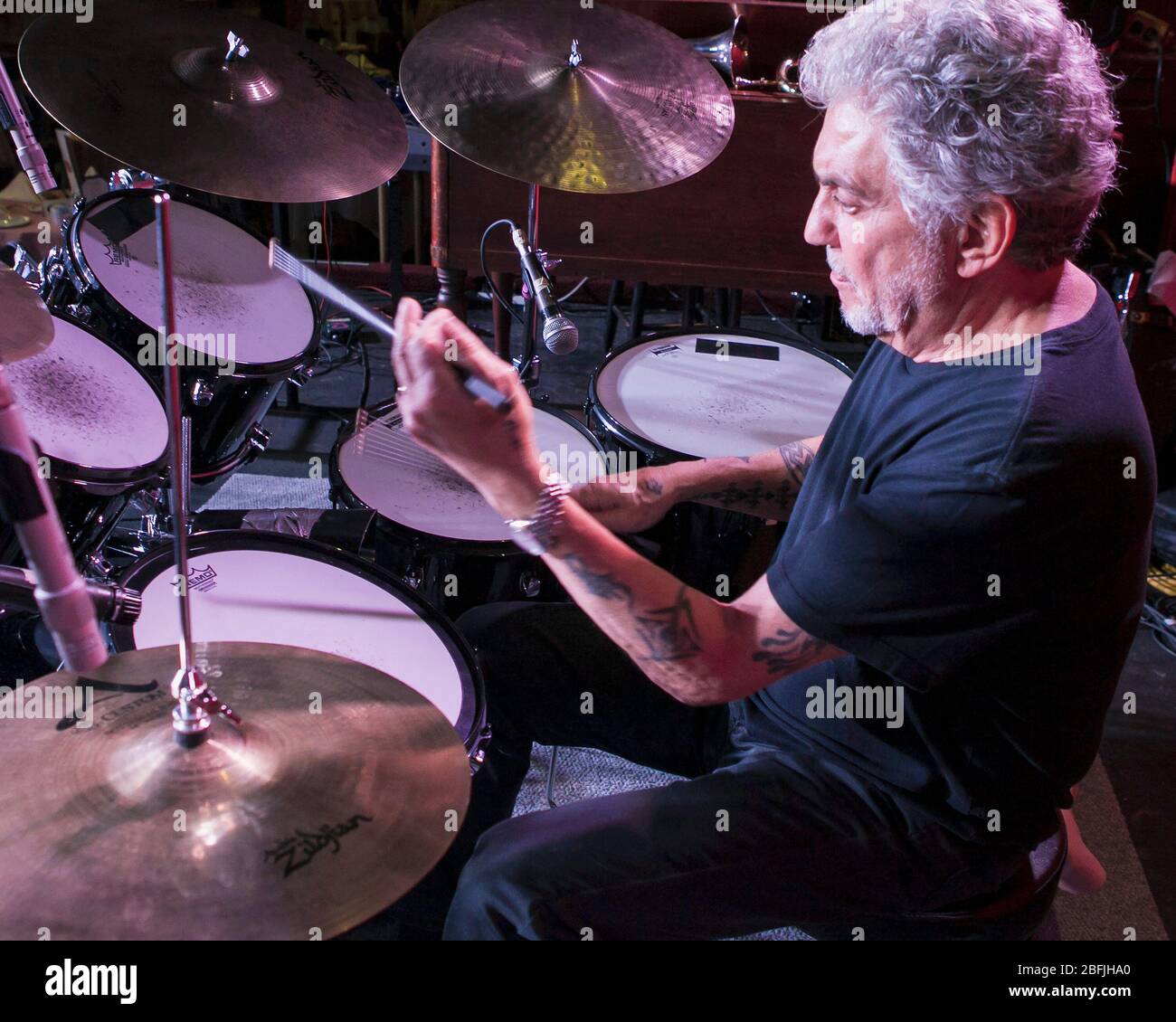 Il batterista Steve Gadd si riscalda prima di uno spettacolo con la sua band, la Steve Gadd Band, al Catalina Jazz Club di Los Angeles, California. Foto Stock