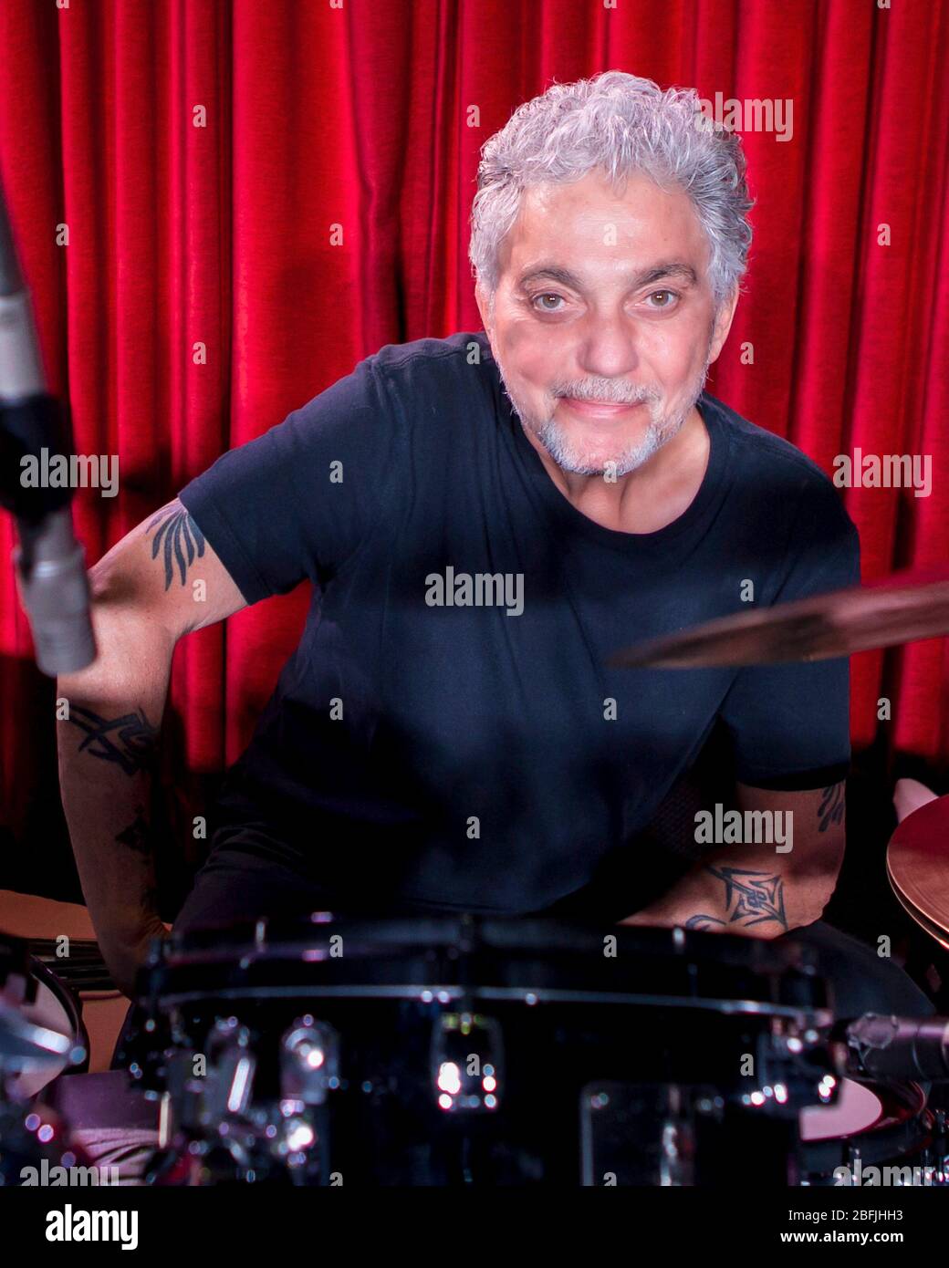 Il batterista Steve Gadd si riscalda prima di uno spettacolo con la sua band, la Steve Gadd Band, al Catalina Jazz Club di Los Angeles, California. Foto Stock