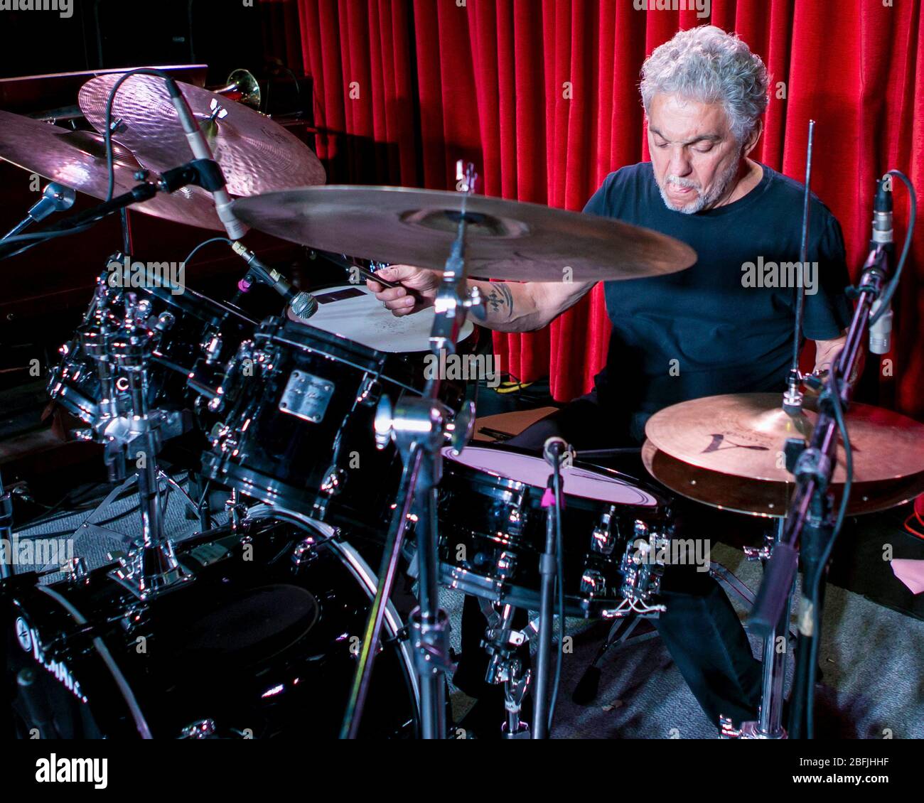 Il batterista Steve Gadd si riscalda prima di uno spettacolo con la sua band, la Steve Gadd Band, al Catalina Jazz Club di Los Angeles, California. Foto Stock