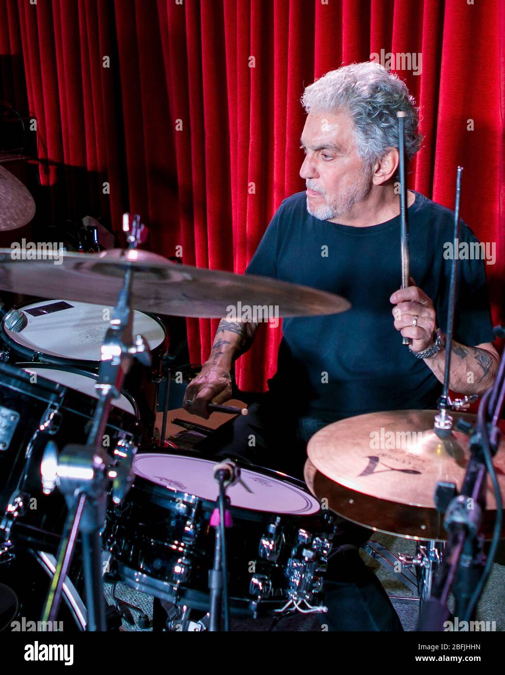 Il batterista Steve Gadd si riscalda prima di uno spettacolo con la sua band, la Steve Gadd Band, al Catalina Jazz Club di Los Angeles, California. Foto Stock