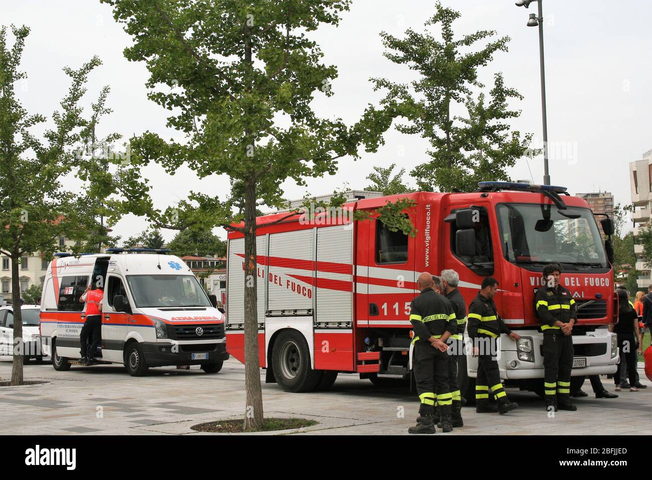 Veicoli di emergenza. Ambulanza e camion antincendio durante un'esercitazione di evacuazione a Milano, quartiere della vita cittadina. Foto Stock