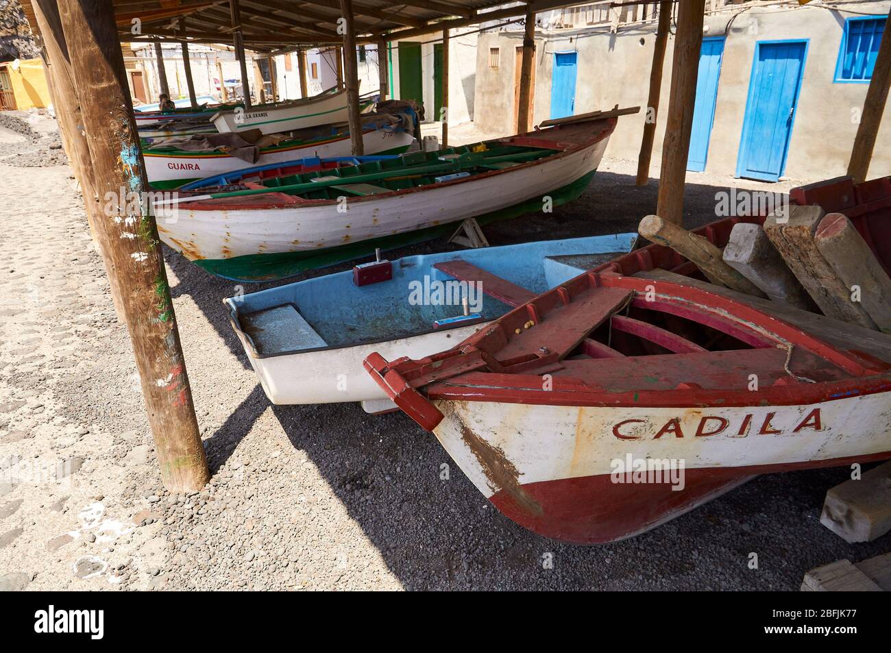 Barche da pesca tradizionali bloccate sulla spiaggia di Playa del Faro de Fuencaliente (Fuencaliente, la Palma, Isole Canarie, mare Atlantico, Spagna) Foto Stock