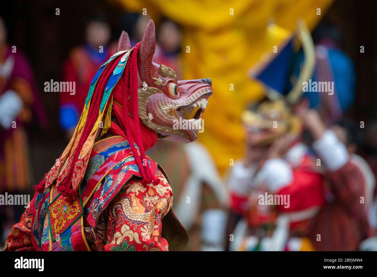 Bhutan, Punakha Dzong. Festival di Punakha Druchen, ballerini mascherati. Foto Stock