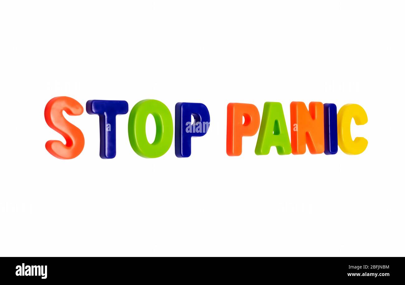 Coronavirus pandemico, testo STOP PANICO su sfondo bianco. Un appello alla gente non al panico durante una pandemia globale. COVID-19 è il nuovo nome ufficiale Foto Stock