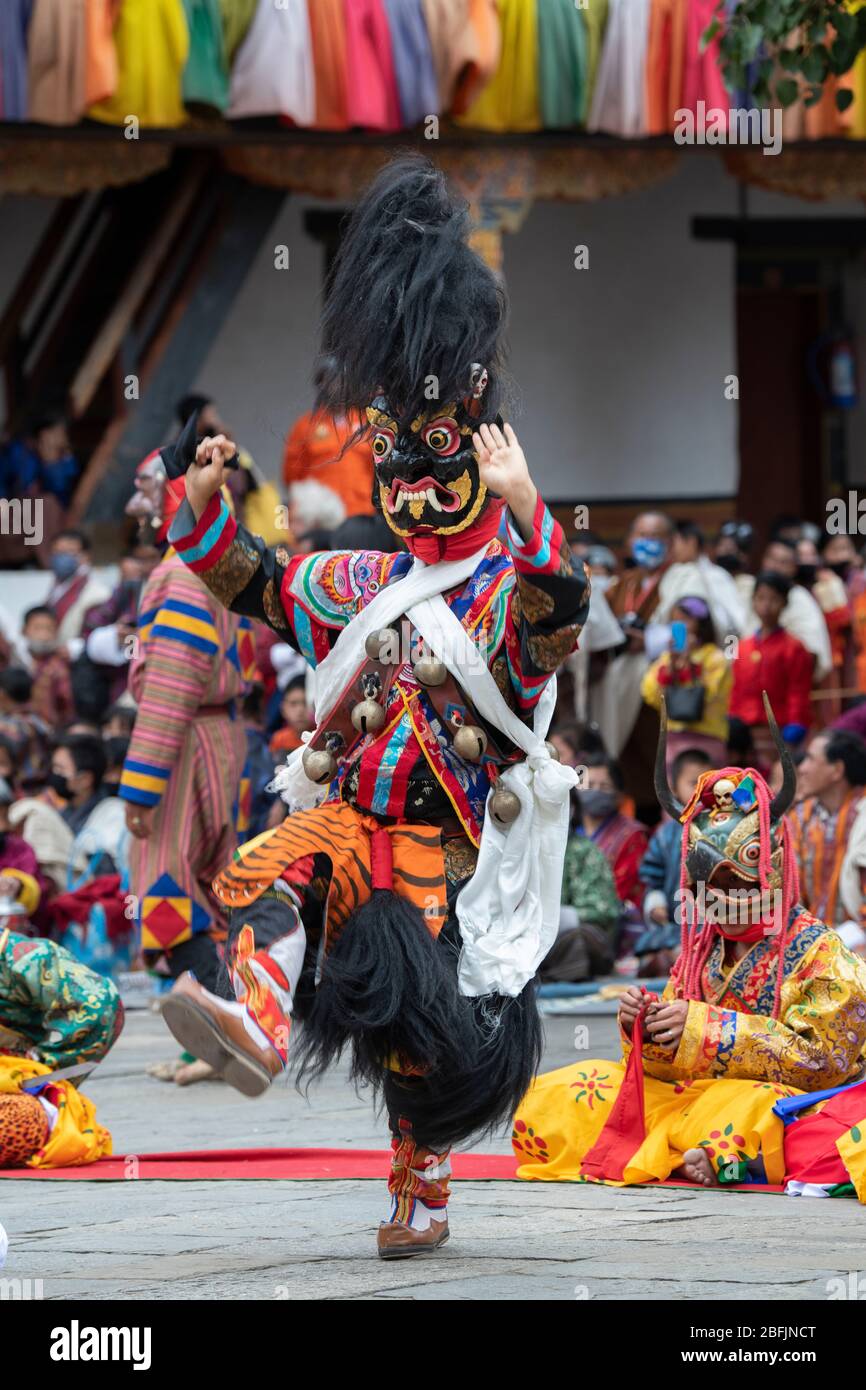 Bhutan, Punakha Dzong. Festival di Punakha Druchen, ballerini mascherati. Foto Stock