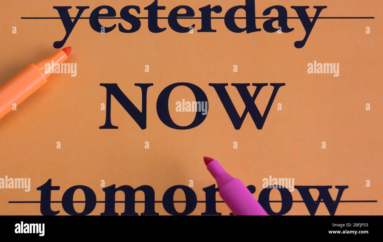 Ieri, ora, domani. La scelta migliore. Concetto. Strategia. Piano. Motivazione. Parole su sfondo arancione. Area di lavoro. Arte Foto Stock