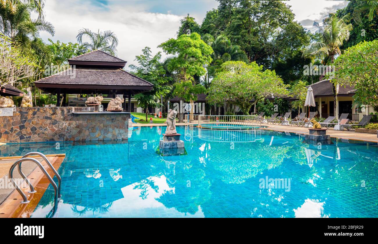 Thailandia, Phuket, 20 marzo 2020: Piscina all'aperto in un hotel a cinque stelle, senza persone, Foto Stock