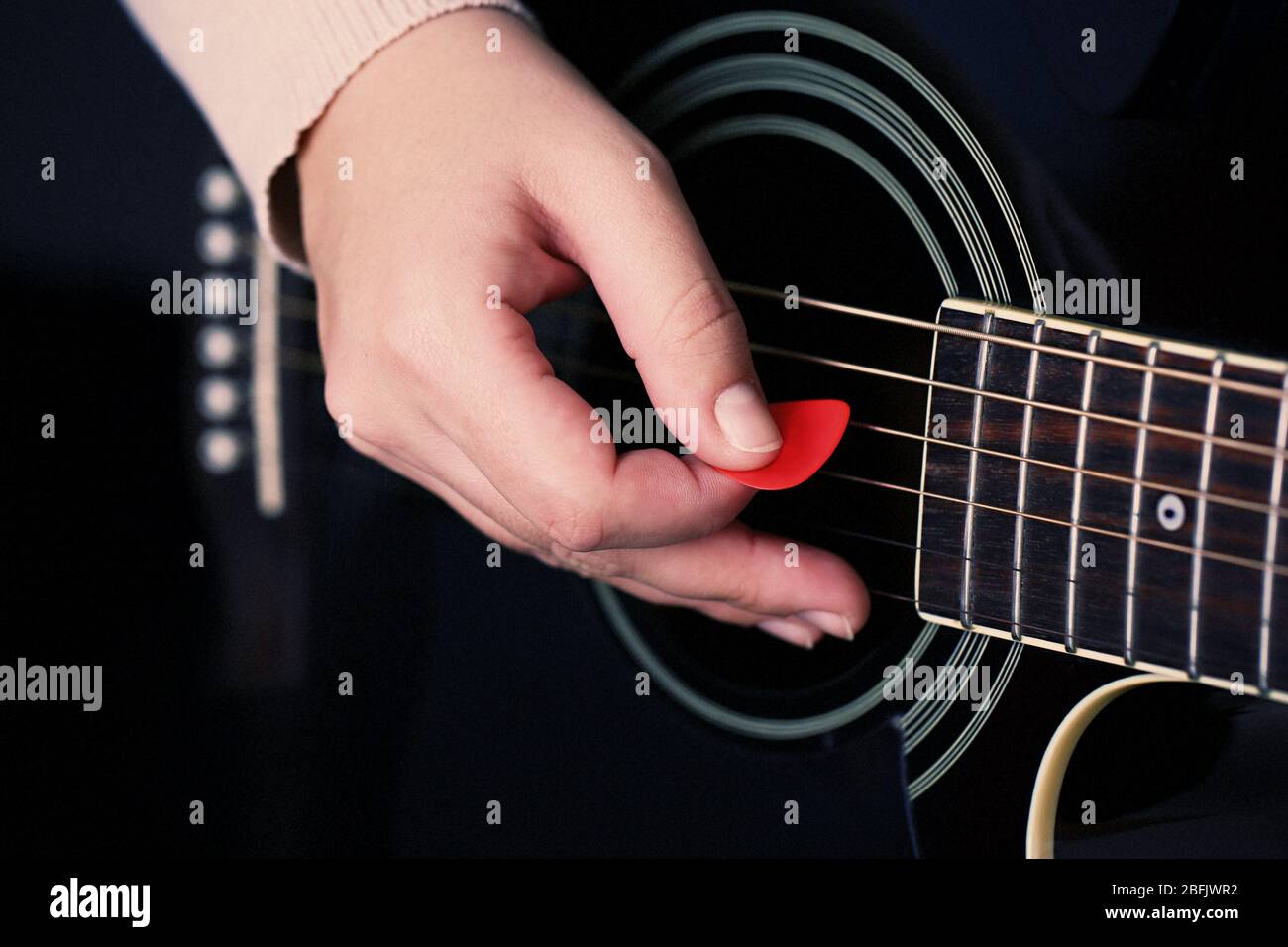 Chitarra acustica in mani femminili, primo piano Foto Stock