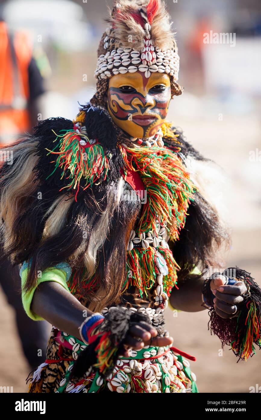 L'attore di danza si rivaluta la folla in una partita di wrestling a Dakar, Senegal. Foto Stock