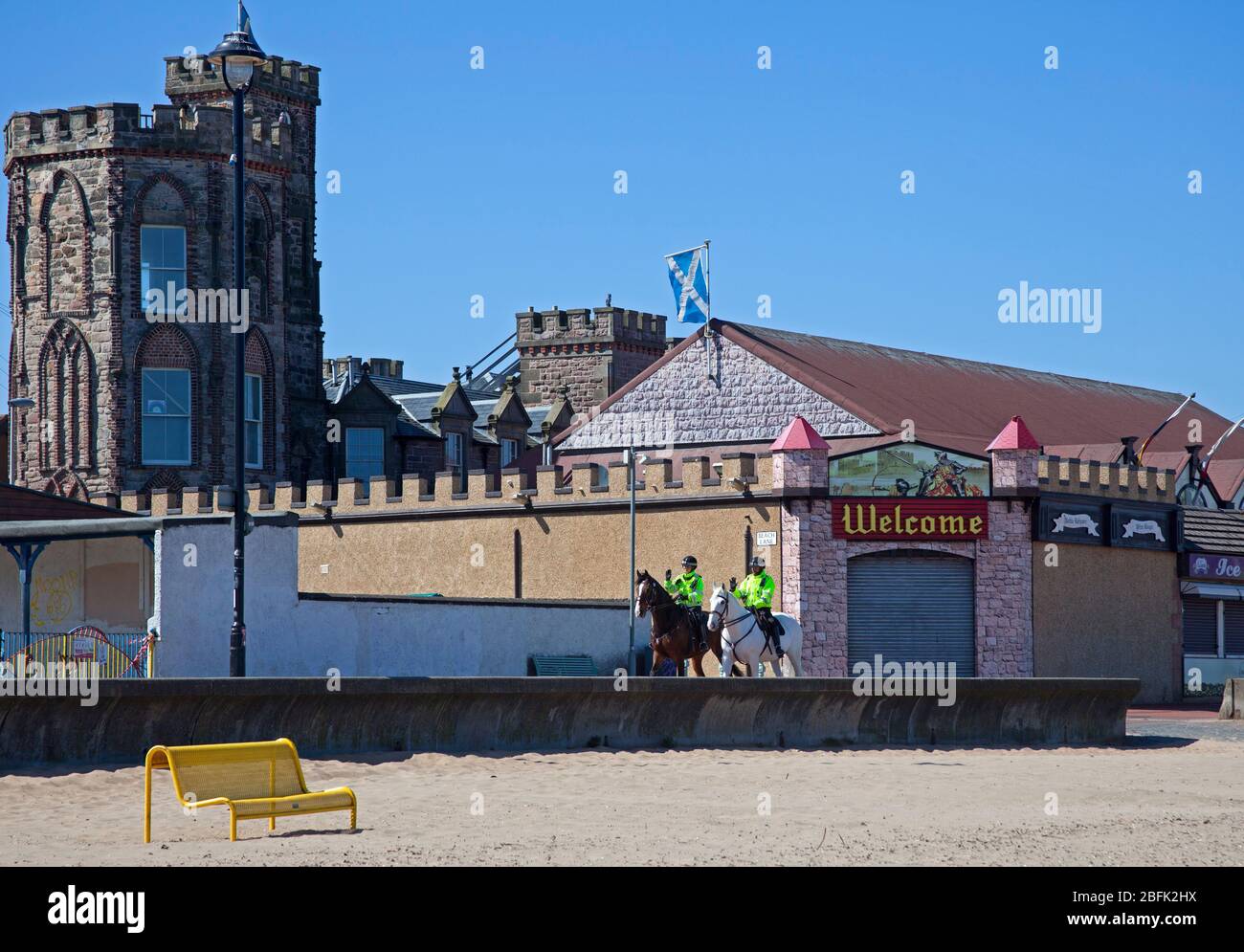 Portobello Beach, Edimburgo, Scozia. 19 aprile 2020. Polizia montata amichevole con cavalli chiamati Logie e Edimburgo il bianco, facendo la loro pattuglia quotidiana della Promenade e della spiaggia in tempo luminoso sole meno persone di ieri, come il Coronavirus Lockdown continua, Tuttavia la passeggiata era affollata da ciclisti, come sempre di più della spiaggia, anche se la spiaggia di sabbia può essere più facile per gli escursionisti autoisolarsi. Temperatura di 10 gradi con un vento ENE di 17km/h potenziale di 33km/h. Credit: Arch White/Alamy Live News. Foto Stock