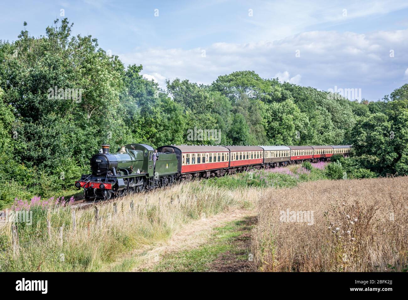 BR '9351' classe 2-6-0 No. 9351 si avvicina a Crowcombe sulla West Somerset Railway, Somerset, Inghilterra, Regno Unito Foto Stock