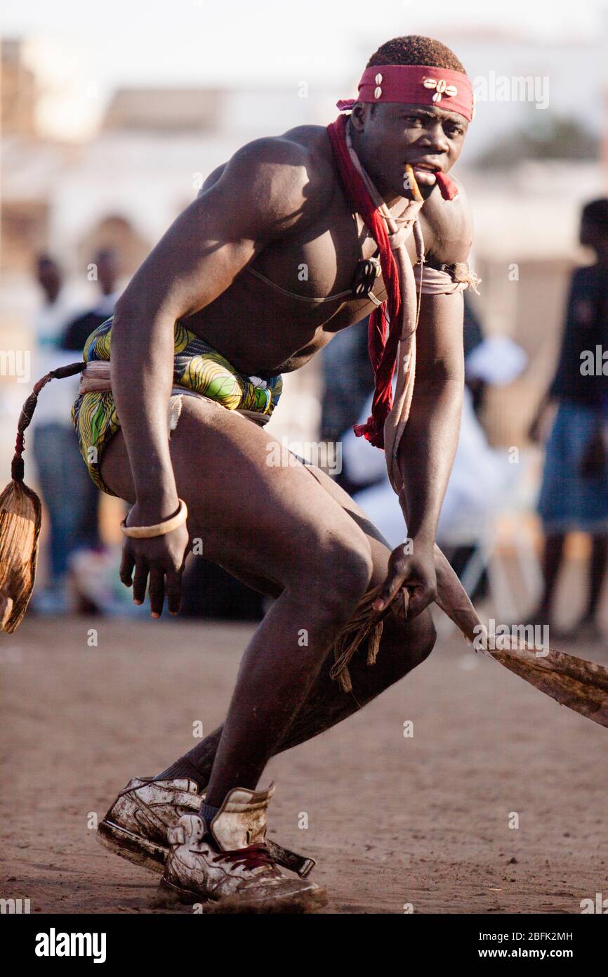 Un lottatore si riscalda prima di una partita a Dakar, in Senegal. Foto Stock