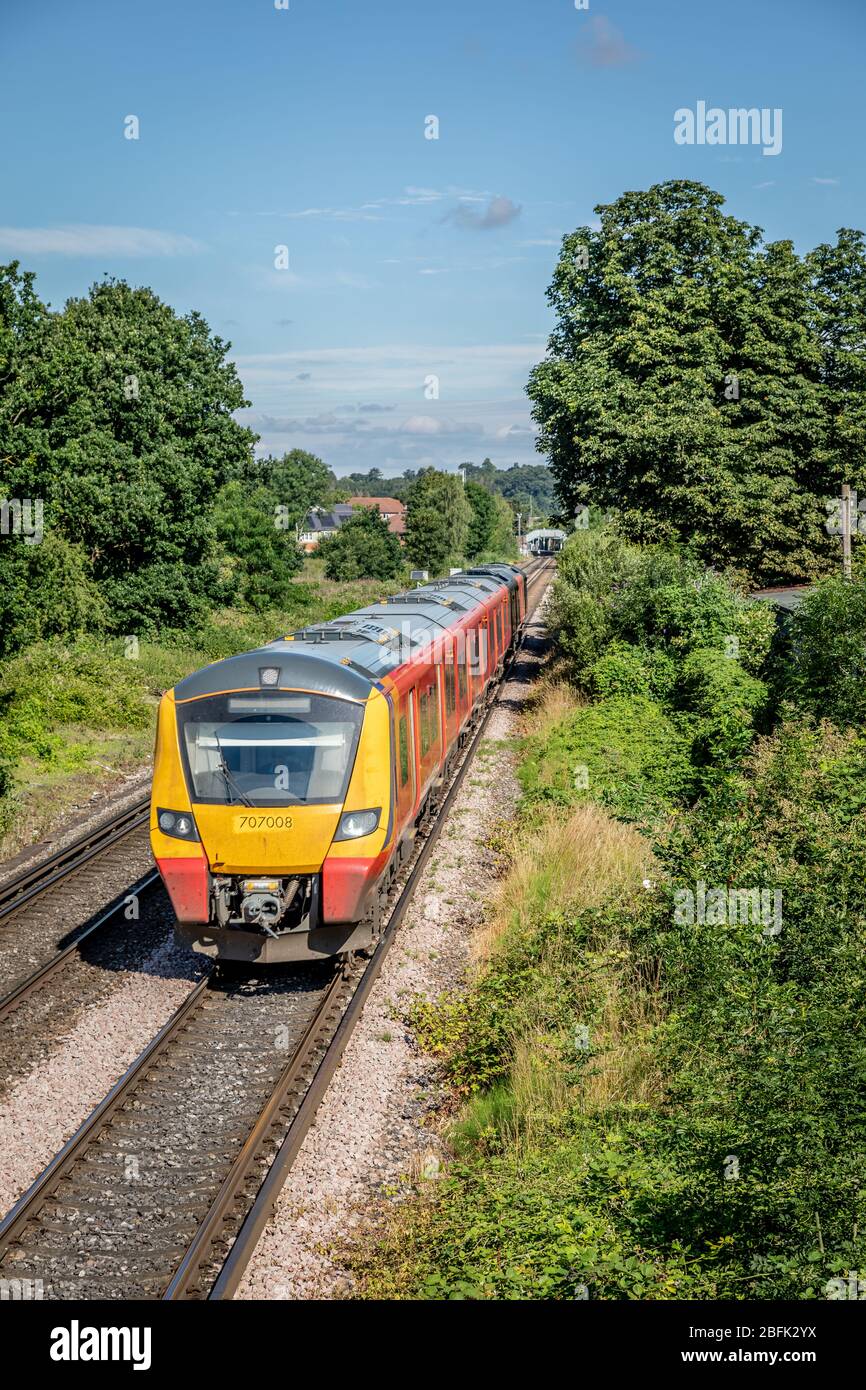 Treni del Sud Ovest la città di Desiro 707008 parte dalla stazione di Chertsey, Surrey, Inghilterra, Regno Unito Foto Stock