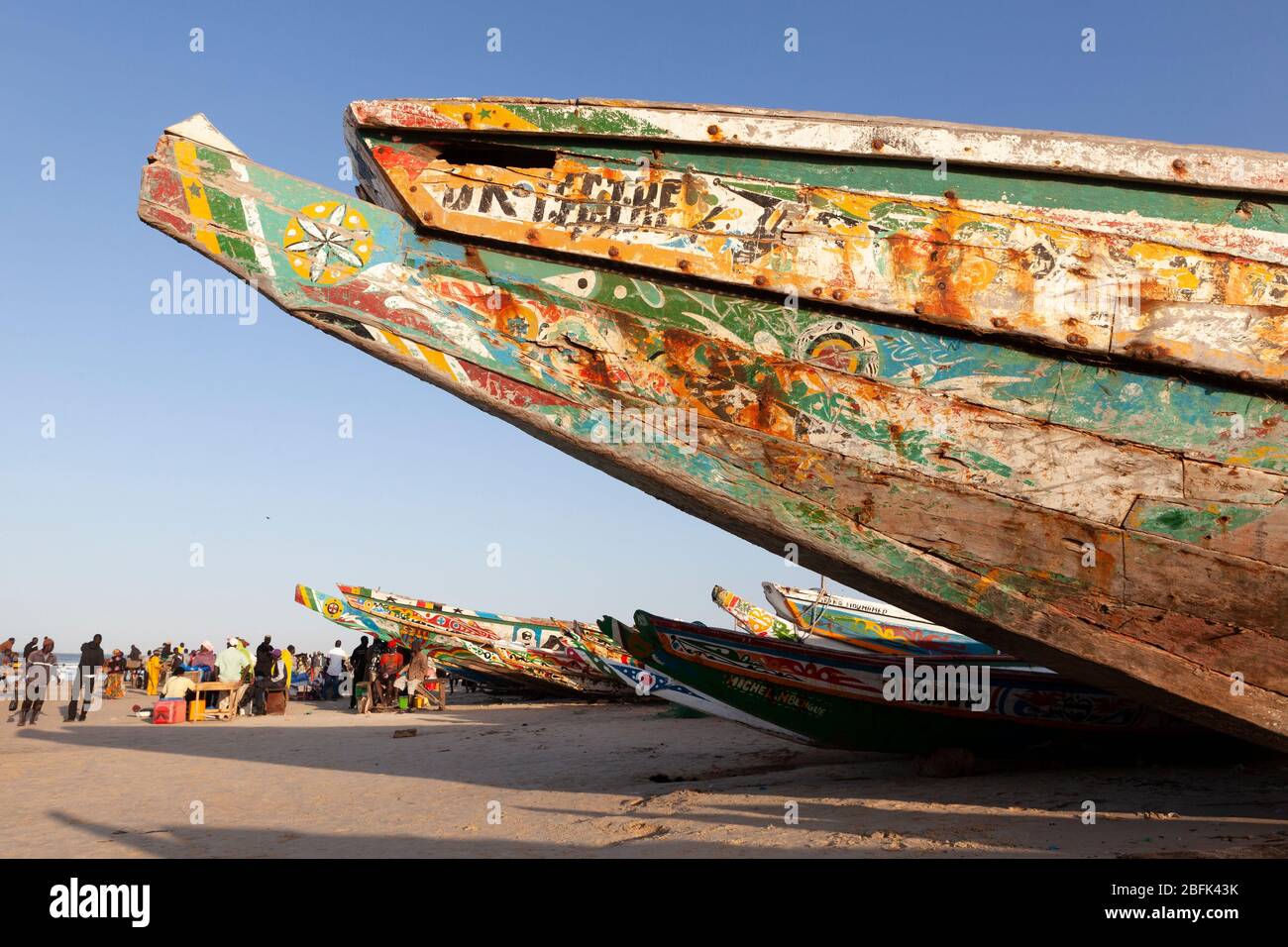 Barche da pesca sulla spiaggia di Ngor, Dakar, Senegal. Foto Stock