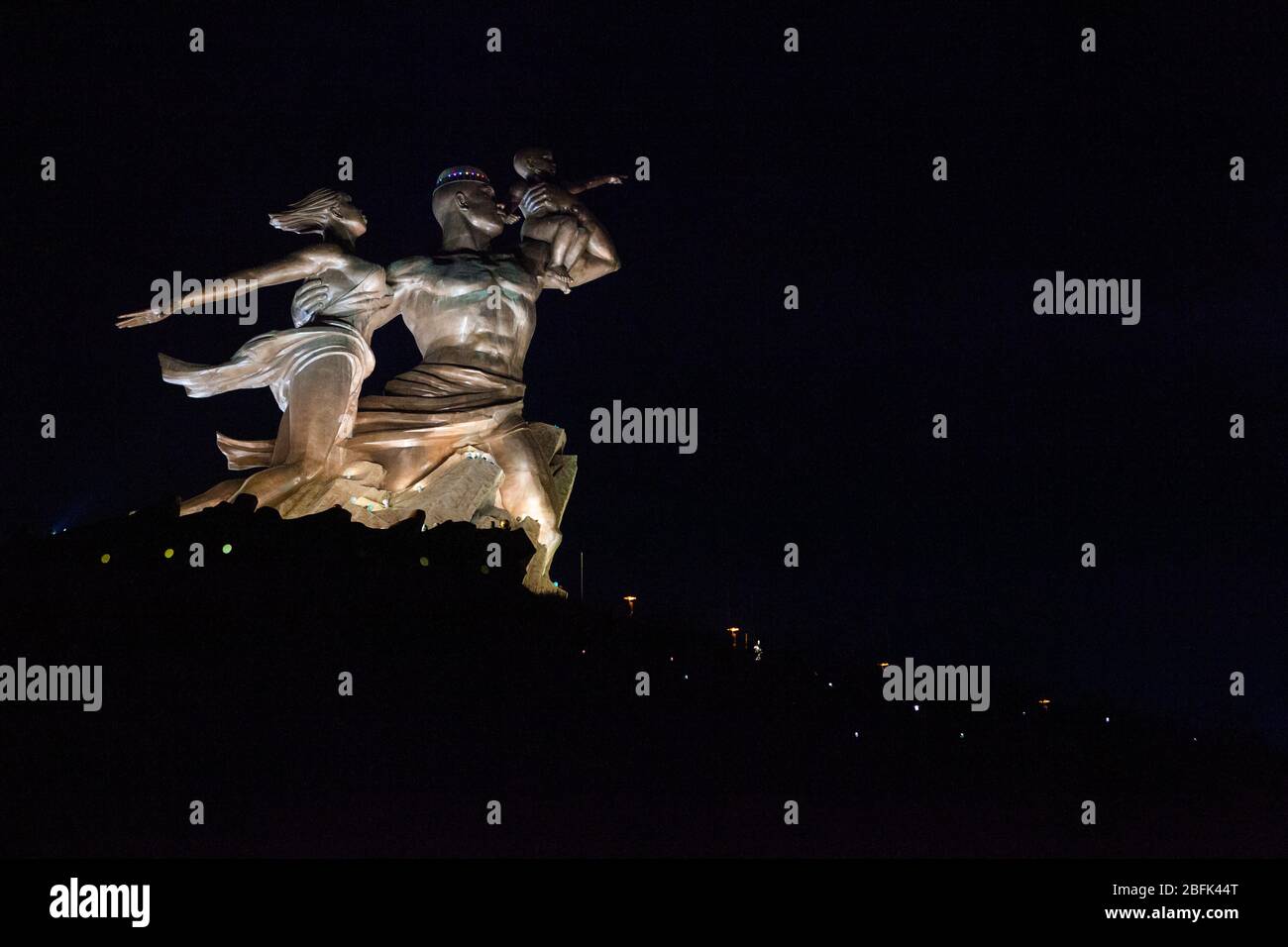 Il 52 metri di rame African Renaissance Monument sulle colline di Mamelles fuori Dakar, Senegal. Foto Stock