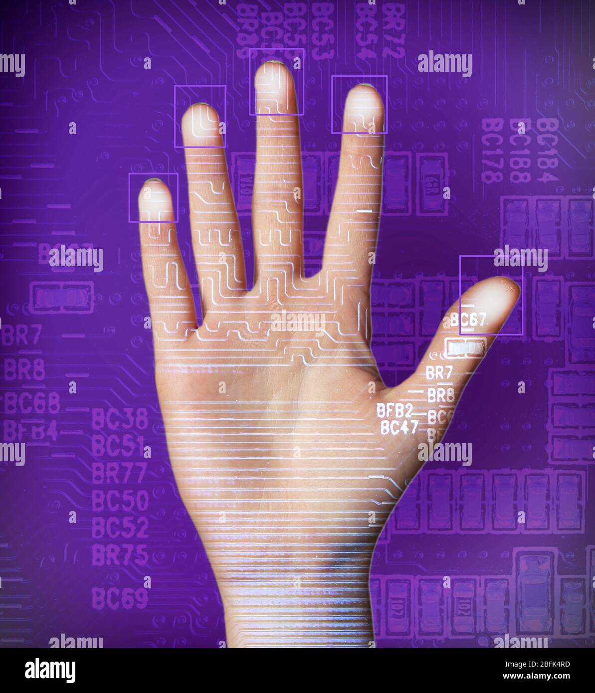 Palmo umano con immagine microchip su sfondo viola scuro Foto Stock