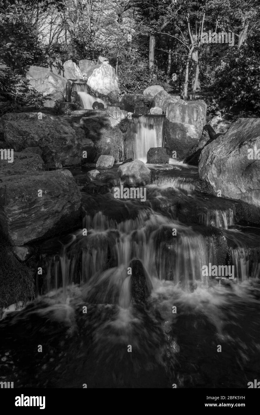 Cascata nel Giardino Giapponese Kyoto Garden, Holland Park, Holland Park Avenue, Kensington, Londra W11 4UA Foto Stock