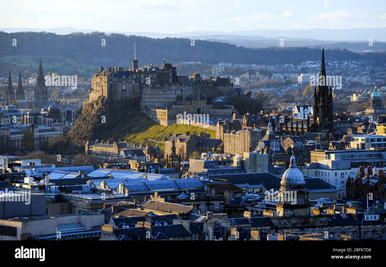 Vista del Castello di Edimburgo e della città vecchia da Salisbury Crags. Foto Stock Vista del Castello di Edimburgo e della città vecchia da Salisbury Crags. Foto Stock