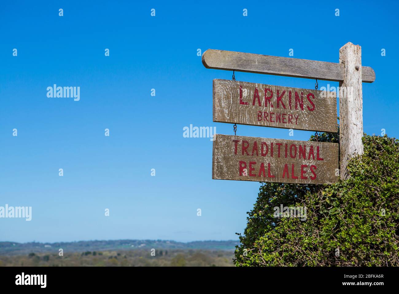 Vecchio cartello in legno dipinto a mano appeso al premiato birrificio Larkins Brewery e alla fattoria di luppolo a Chiddingstone, Kent, Regno Unito Foto Stock