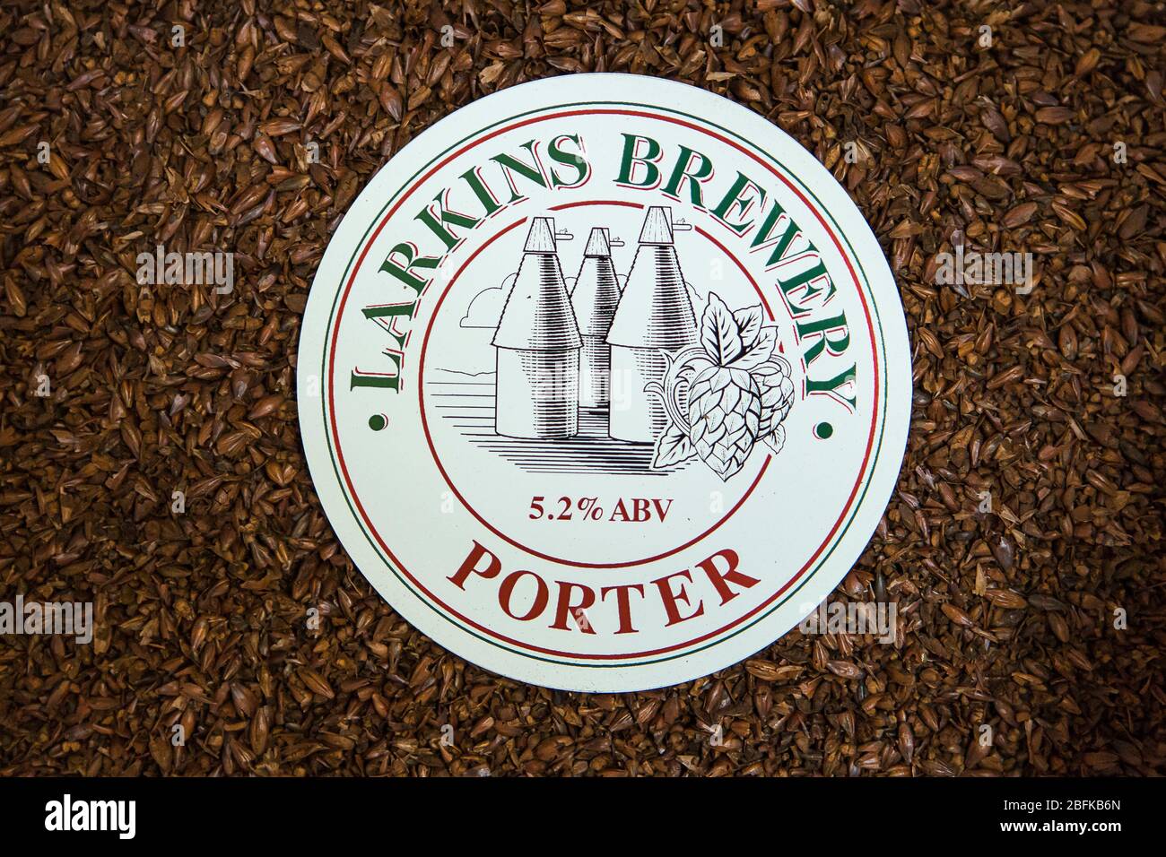 Orzo tostato pronto per preparare il premiato Porter di Larkins dalla Larkins Brewery e allevamento di luppolo a Chiddingstone, Kent, Regno Unito Foto Stock
