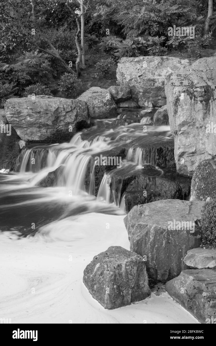 Cascata nel Giardino Giapponese Kyoto Garden, Holland Park, Holland Park Avenue, Kensington, Londra W11 4UA Foto Stock