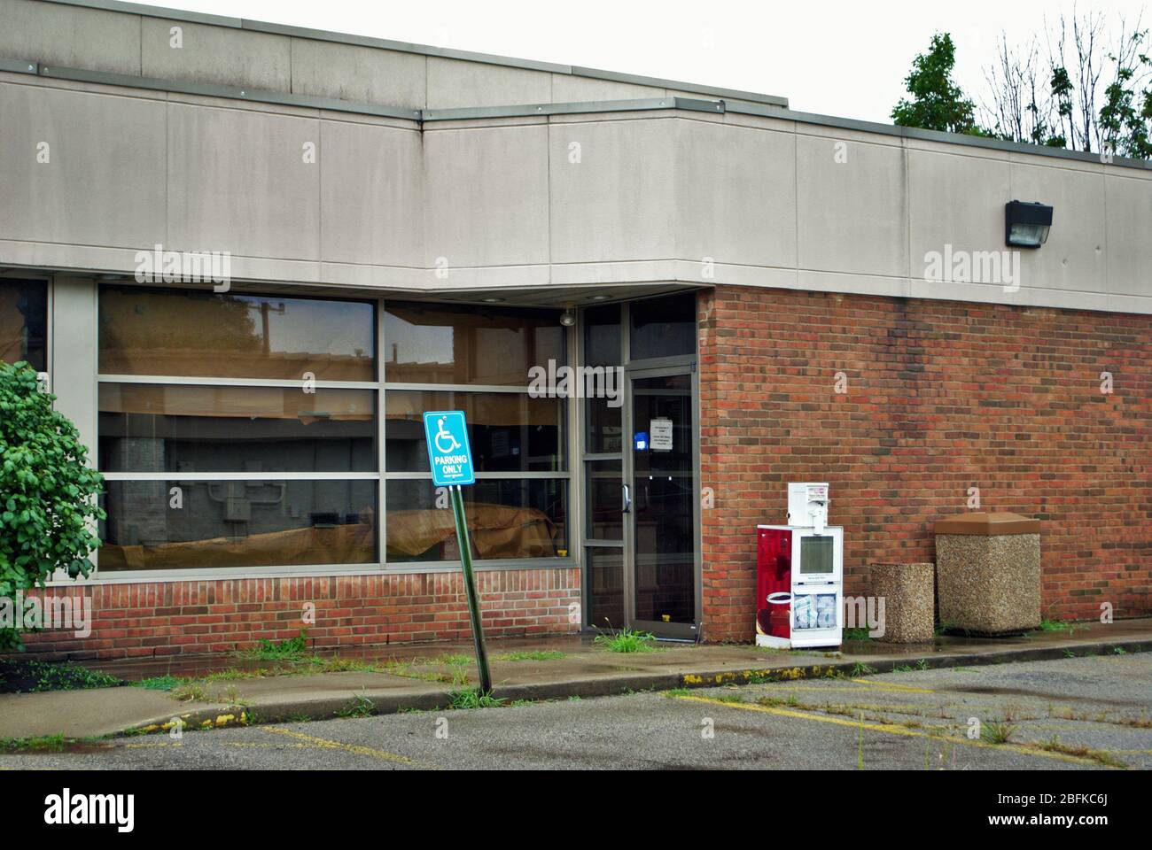 Chiuso il bar abbandonato fast food ristorante che chiuso per mancanza di lavoro Foto Stock
