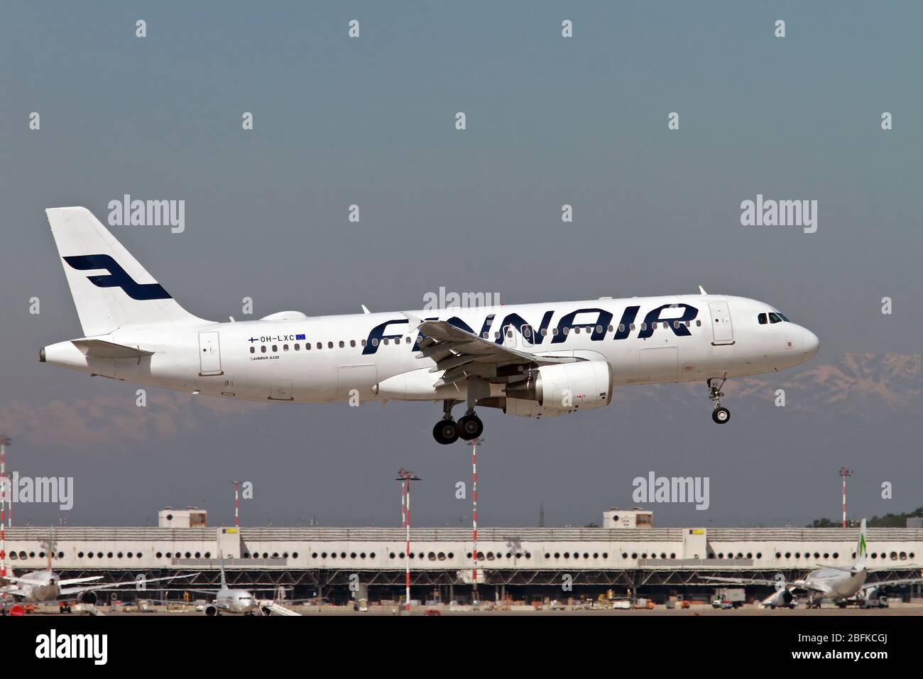 OH-LXC Finnair, Airbus A320-214 a Malpensa (MXP/LIMC), Milano, Italia Foto Stock