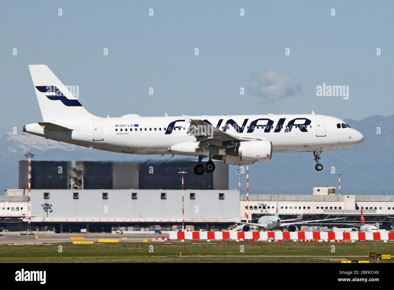 OH-LXI Finnair, Airbus A320-214 a Malpensa (MXP/LIMC), Milano, Italia Foto Stock