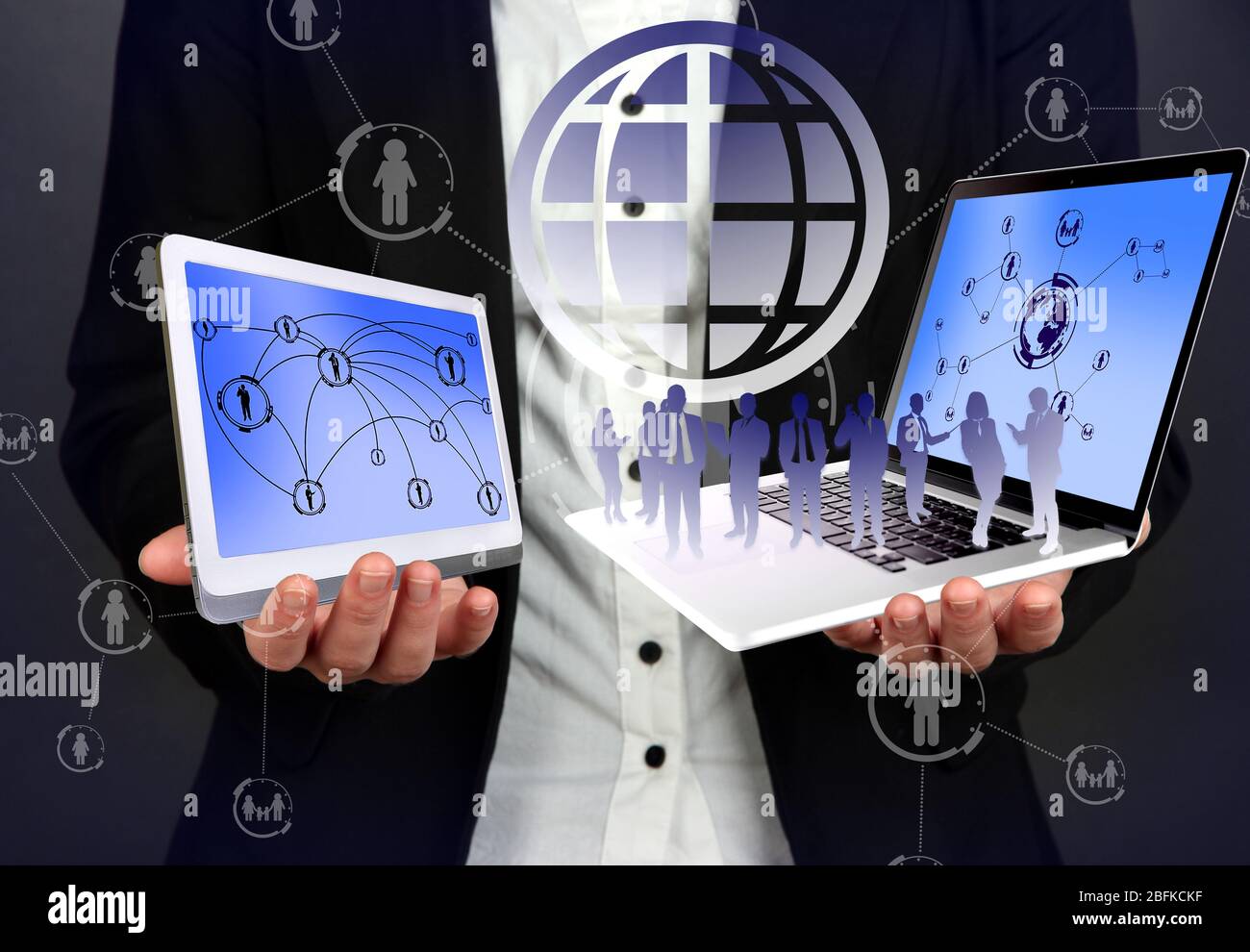 Donna d'affari che tiene oggetto sociale Foto Stock