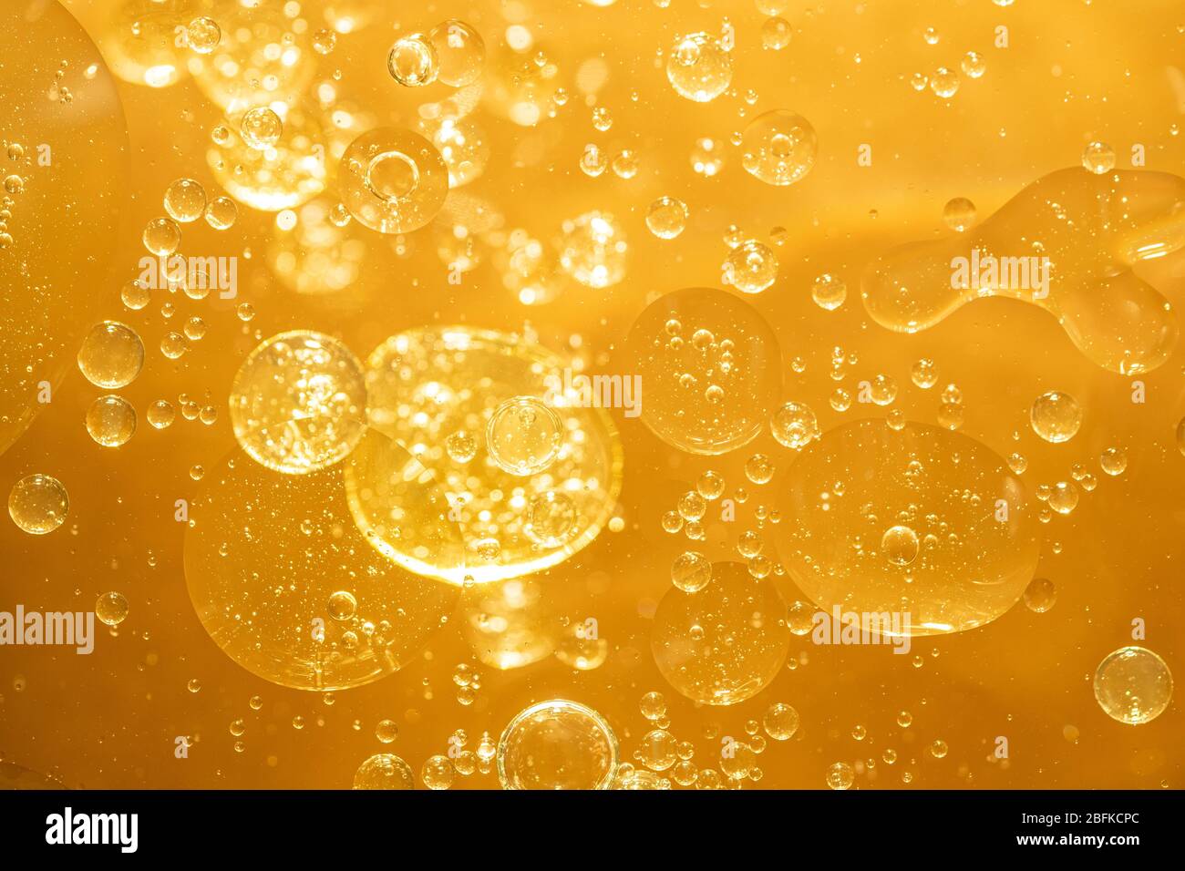 Il giallo oro bolla di goccioline di olio, sfondo astratto Foto Stock