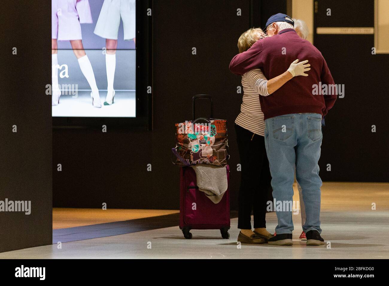 Melbourne, Australia, 19 aprile 2020. Un abbraccio di coppia prima di partire con un volo all'Aeroporto di Melbourne durante la crisi di Coronavirus a Melbourne, Australia. Credit: Dave Hewison / Alamy Live News Foto Stock