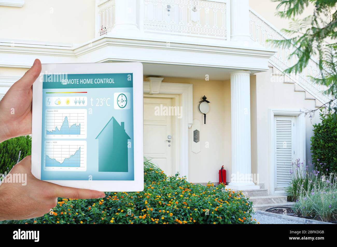 Controller Smart Energy o telecomando per la casa online su tablet-pc Foto Stock