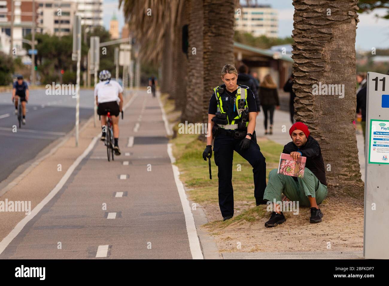 Melbourne, Australia, 19 aprile 2020. La polizia sta interrogando gli escursionisti sulla loro ragione di essere fuori durante la crisi di Coronavirus a Melbourne, Australia. Credit: Dave Hewison / Alamy Live News Foto Stock