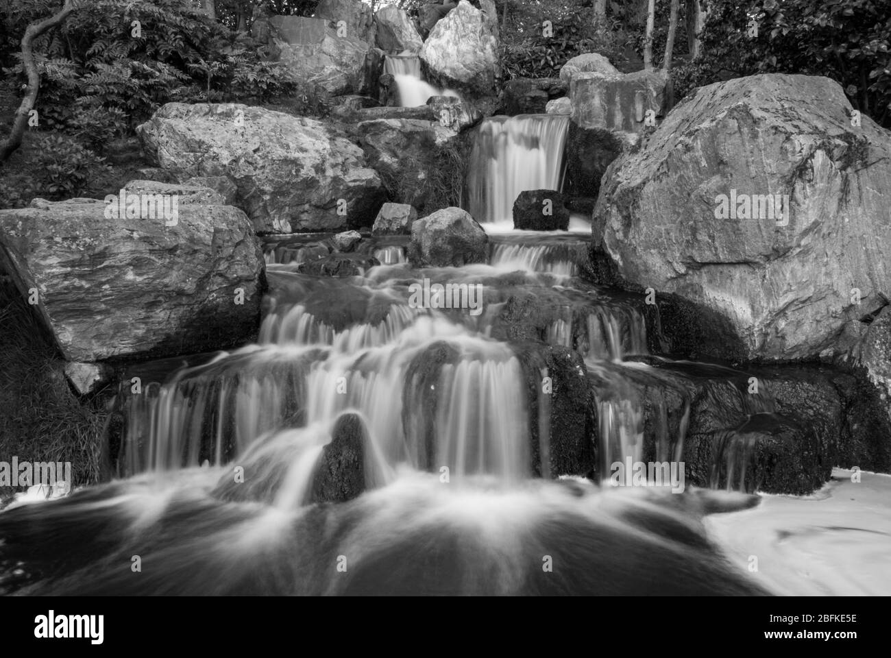 Cascata nel Giardino Giapponese Kyoto Garden, Holland Park, Holland Park Avenue, Kensington, Londra W11 4UA Foto Stock