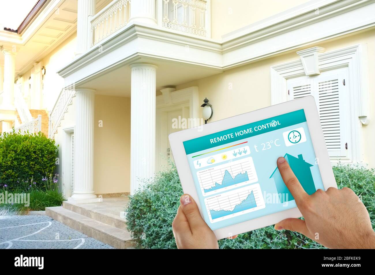 Controller Smart Energy o telecomando per la casa online su tablet-pc Foto Stock