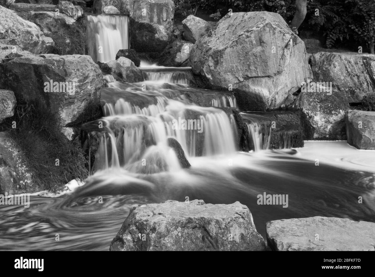 Cascata nel Giardino Giapponese Kyoto Garden, Holland Park, Holland Park Avenue, Kensington, Londra W11 4UA Foto Stock