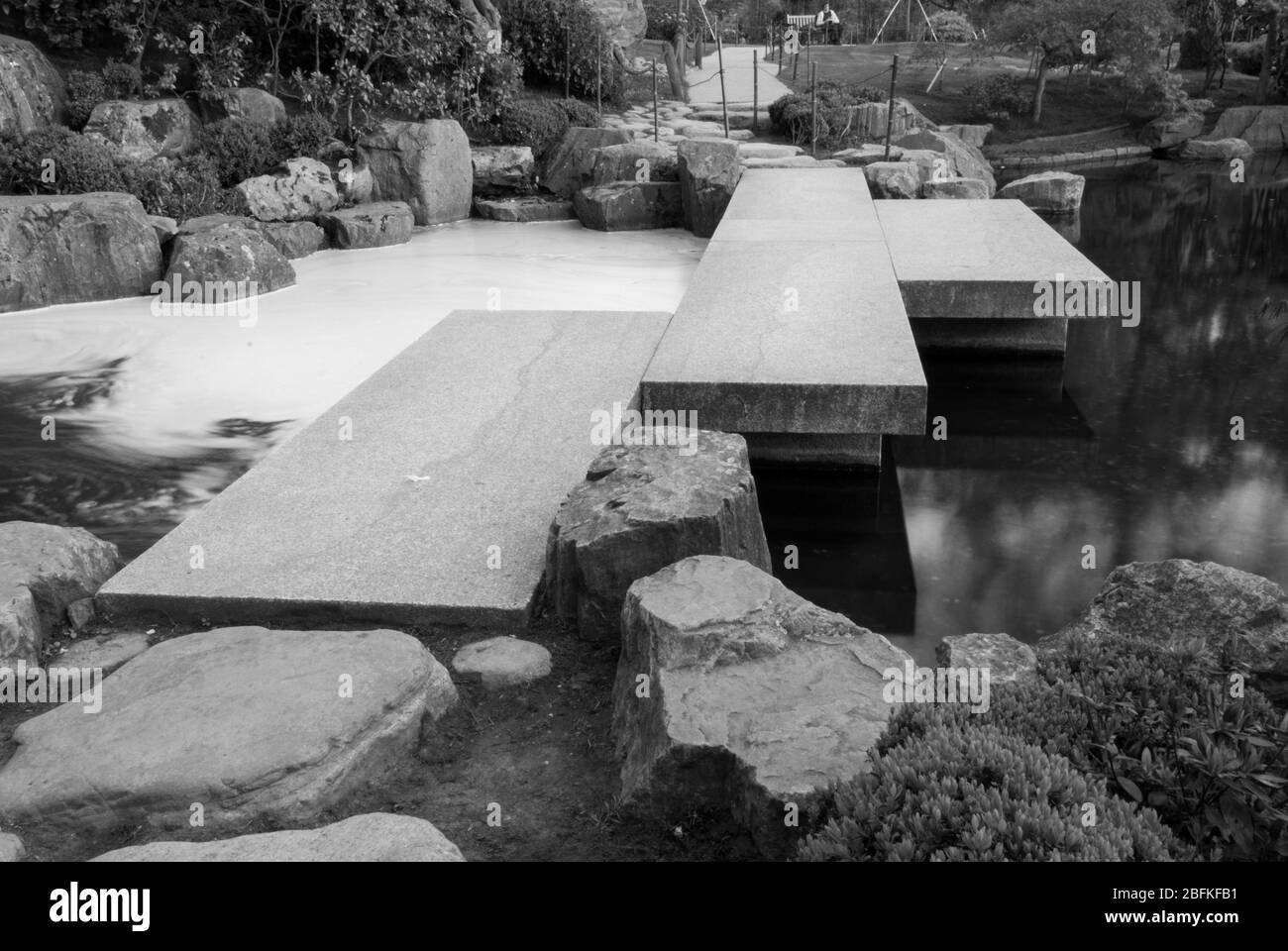 Cascata nel Giardino Giapponese Kyoto Garden, Holland Park, Holland Park Avenue, Kensington, Londra W11 4UA Foto Stock