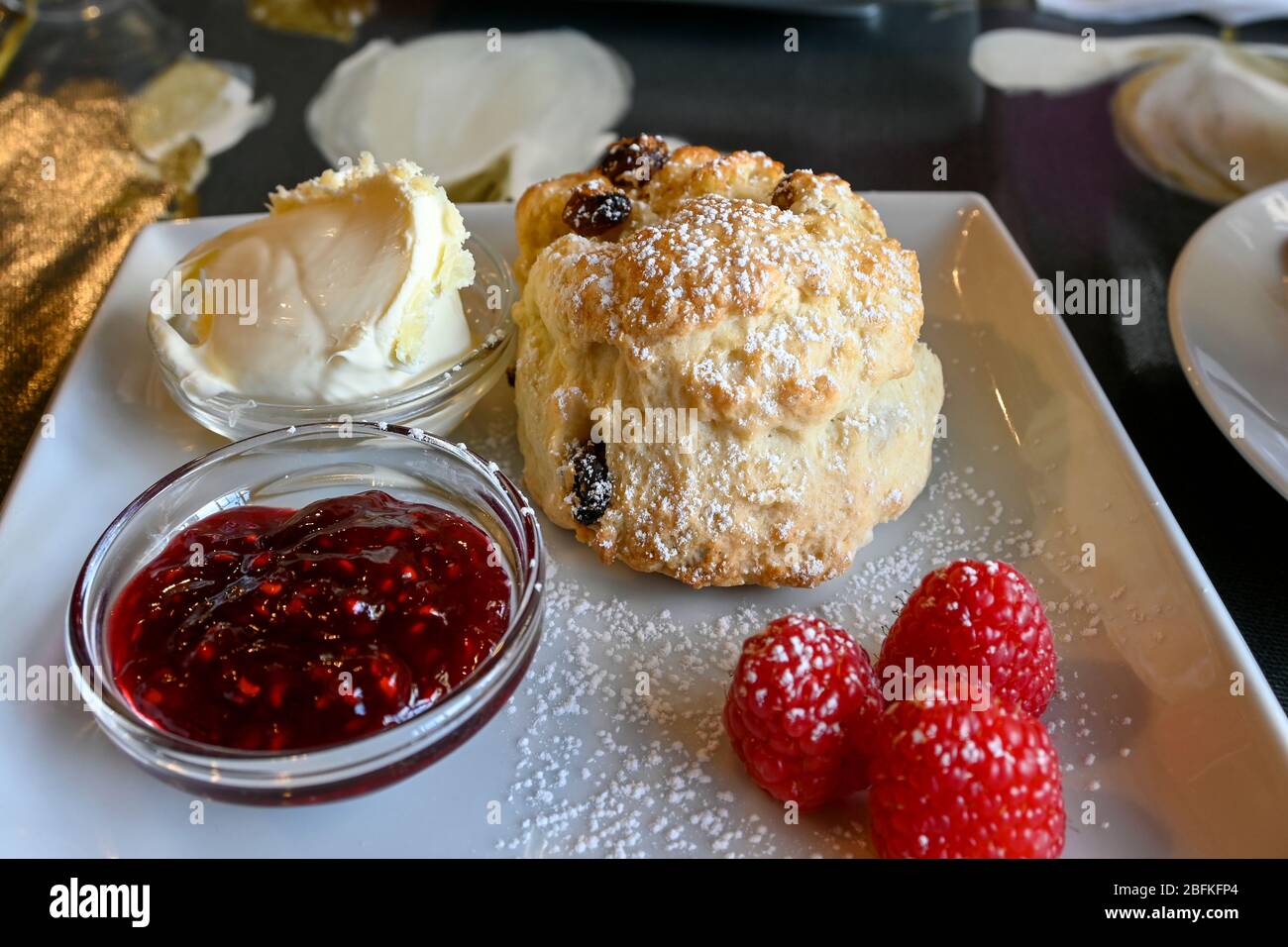 Confettura di cono e crema sul piatto Foto Stock