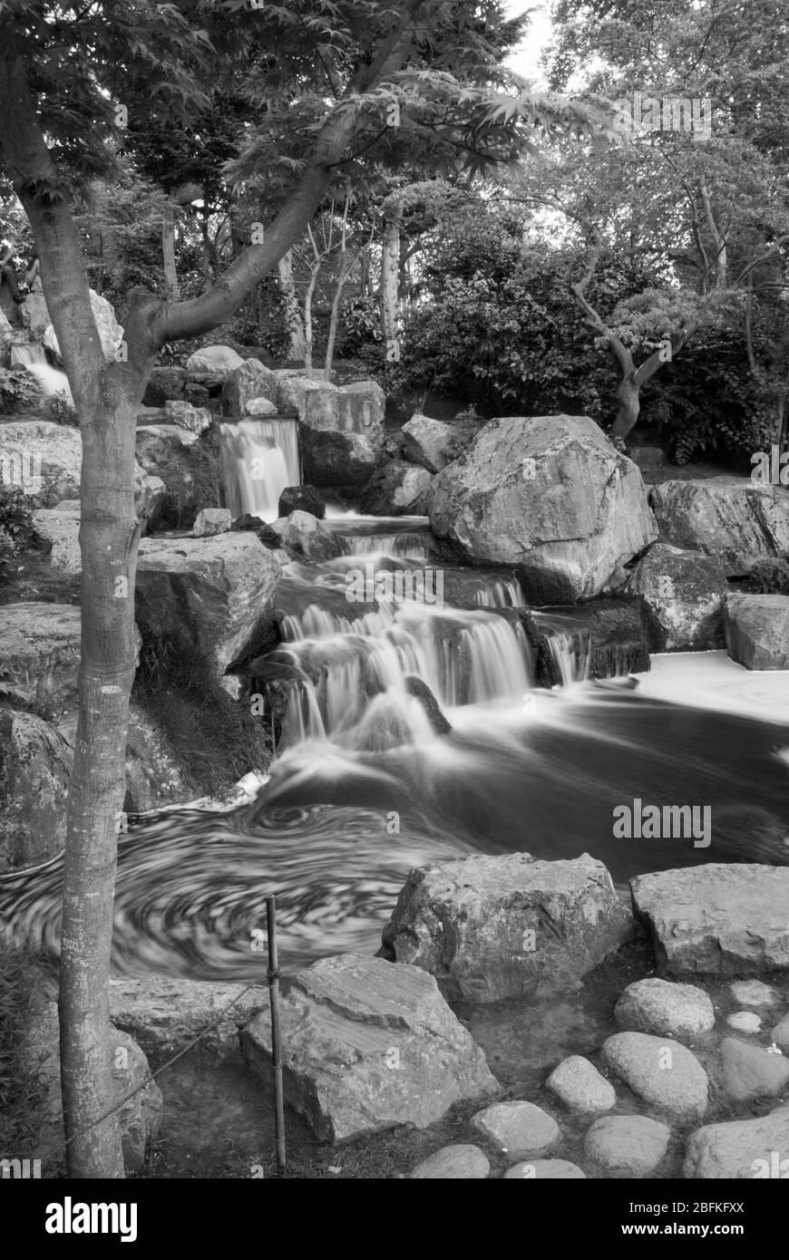 Cascata nel Giardino Giapponese Kyoto Garden, Holland Park, Holland Park Avenue, Kensington, Londra W11 4UA Foto Stock